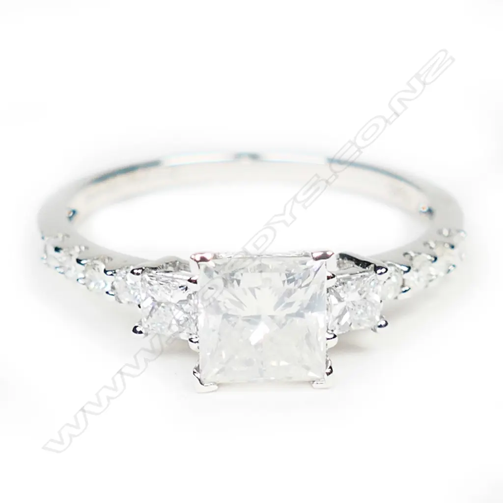 A 14ct white gold and diamond trilogy ring, Image 1++