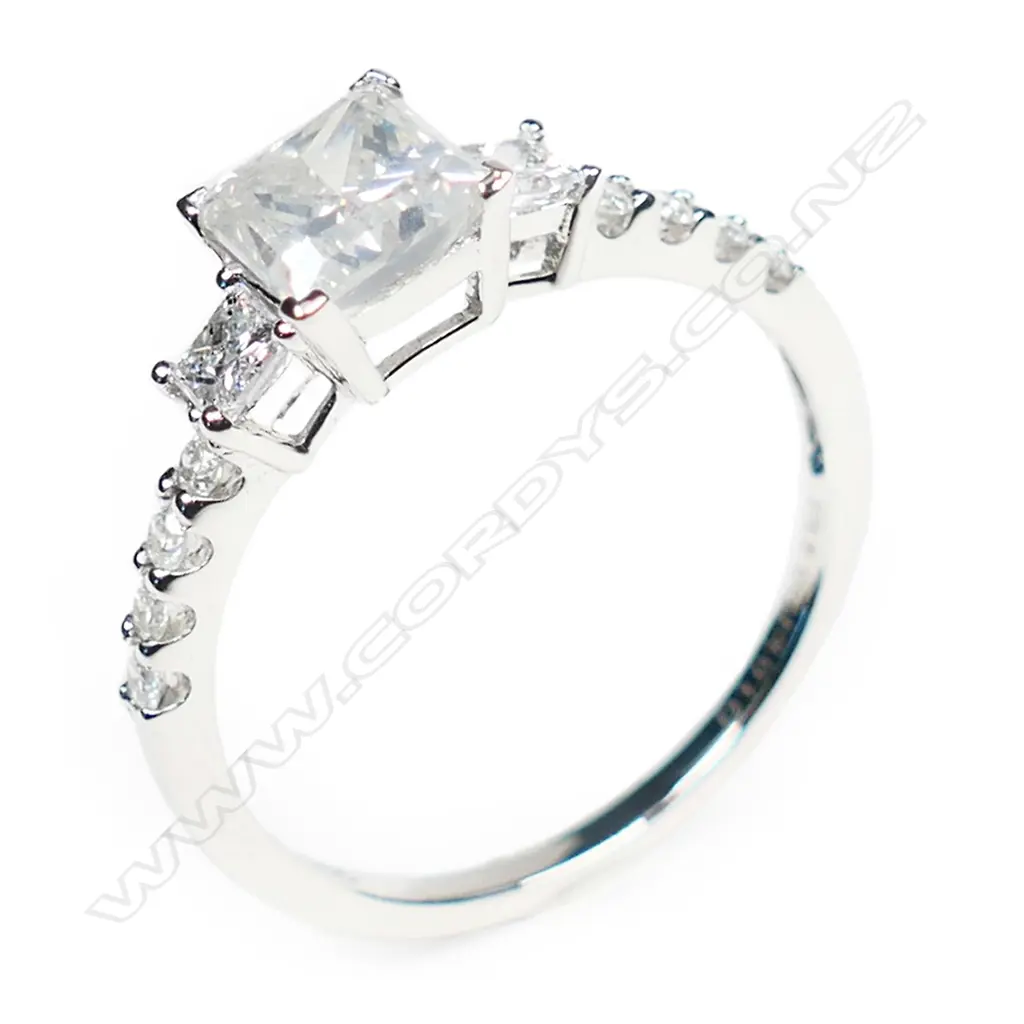 A 14ct white gold and diamond trilogy ring, Image 1++
