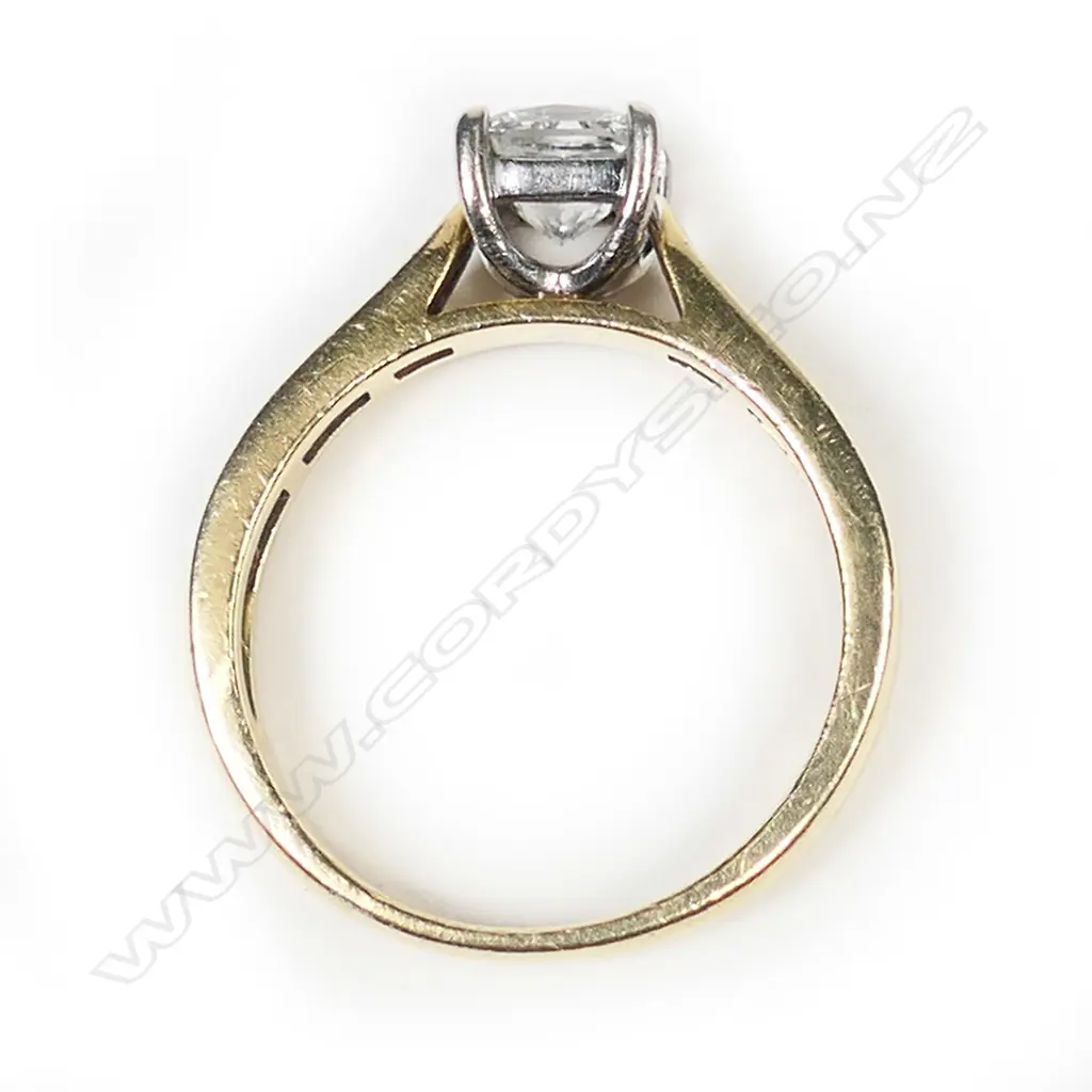 An 18ct gold and diamond solitaire ring, Image 1++
