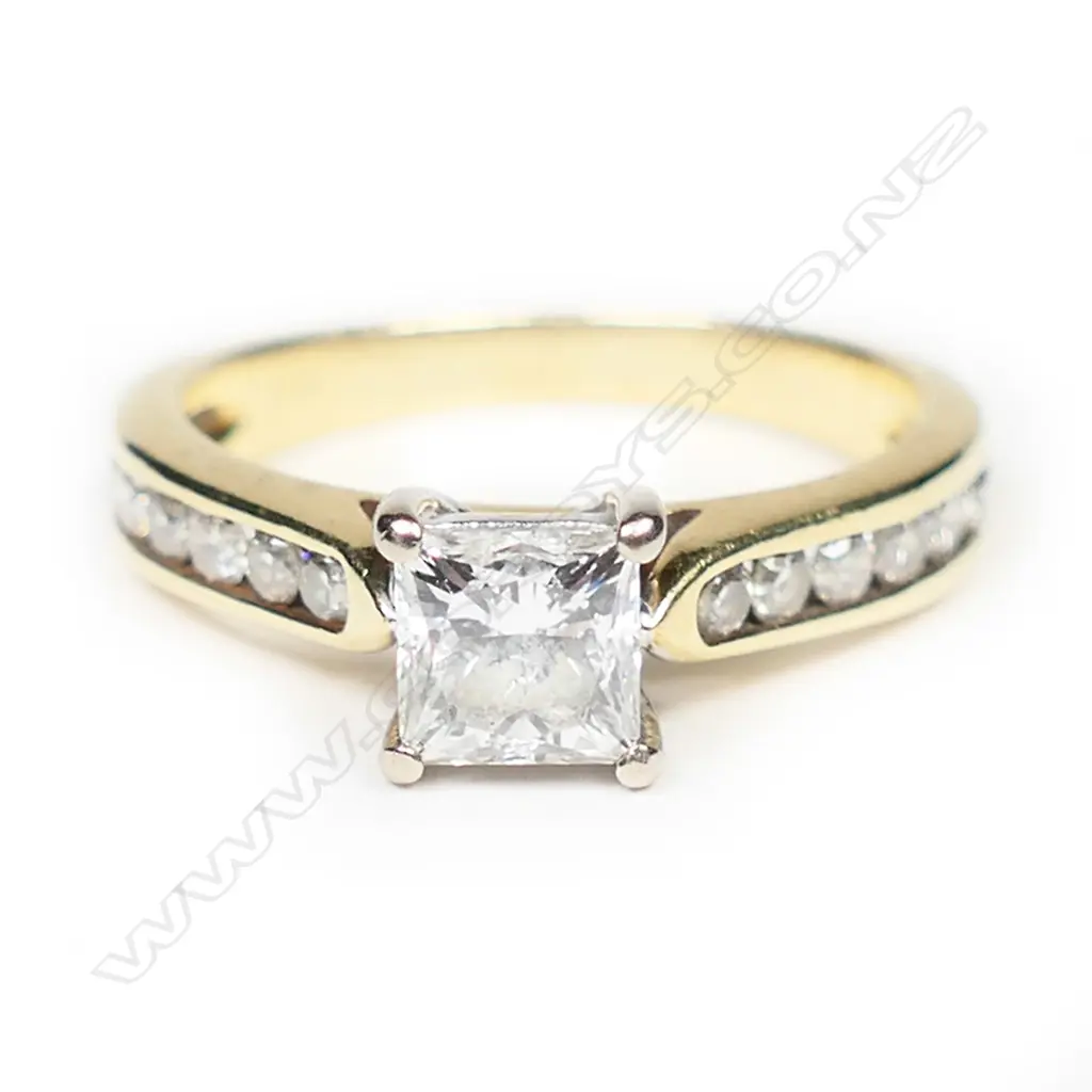 An 18ct gold and diamond solitaire ring, Image 1++