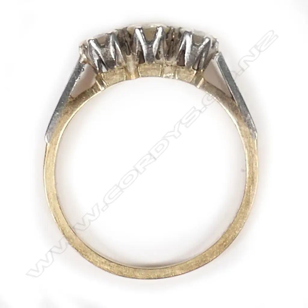 An estate 18ct gold and three stone diamond ring, Image 1++