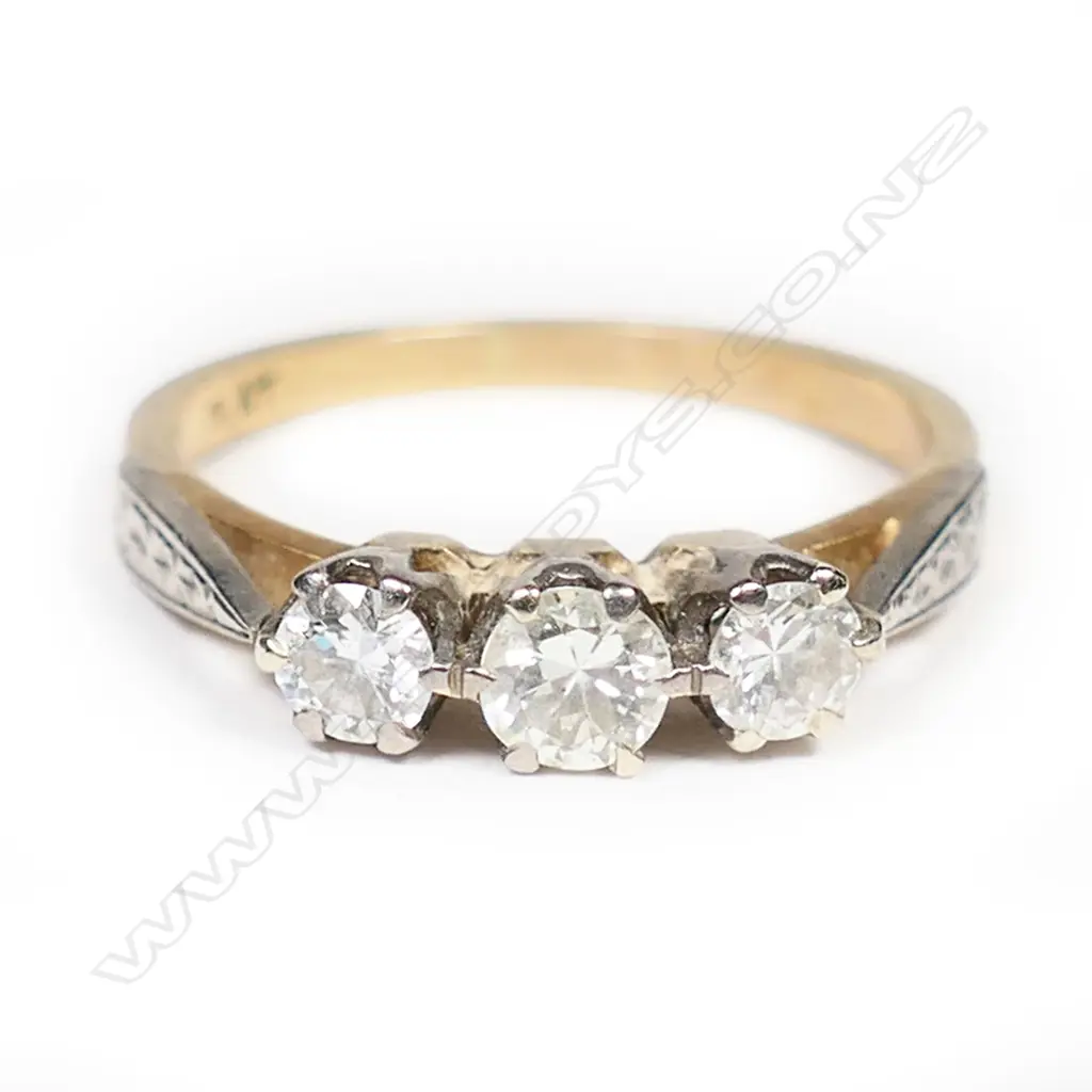 An estate 18ct gold and three stone diamond ring, Image 1++