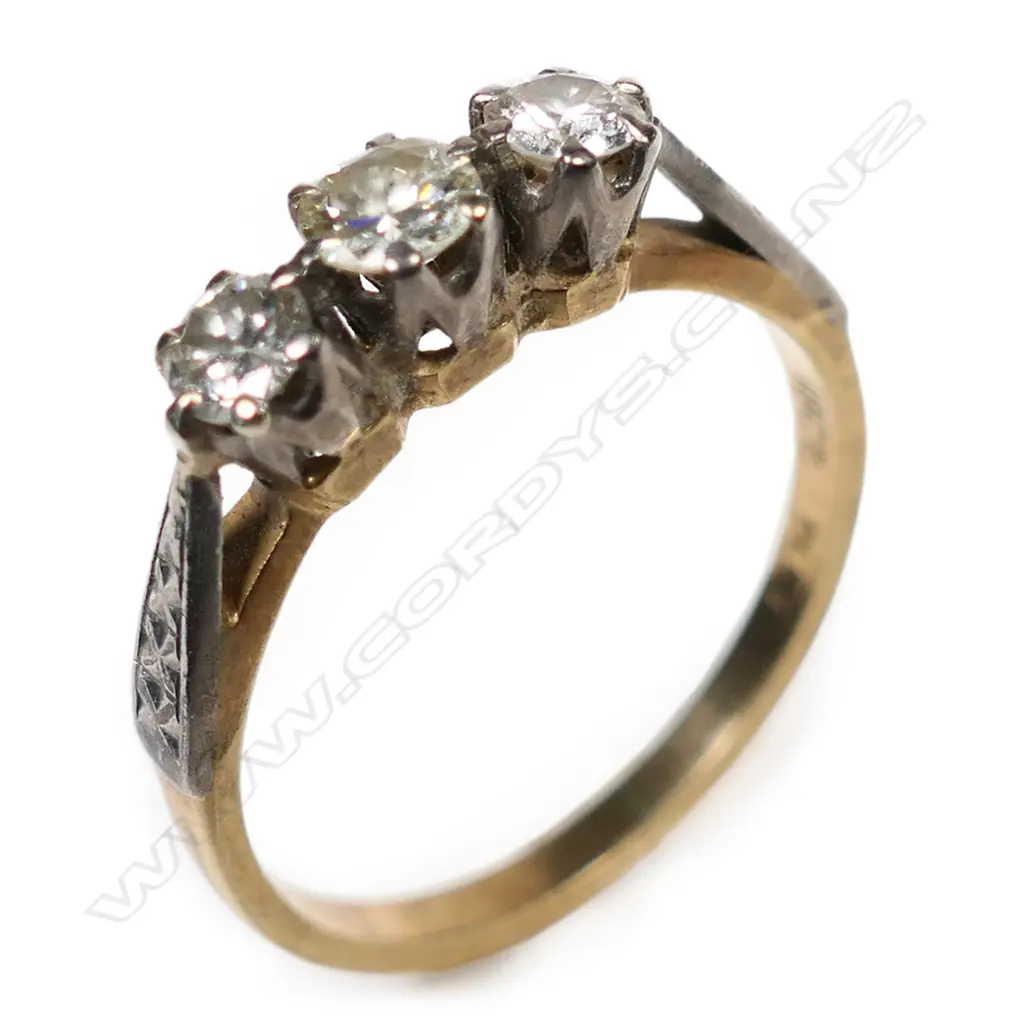 An estate 18ct gold and three stone diamond ring, Image 1++