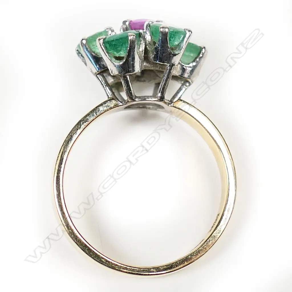 A vintage 14ct yellow gold emerald and ruby cluster ring, Image 1++