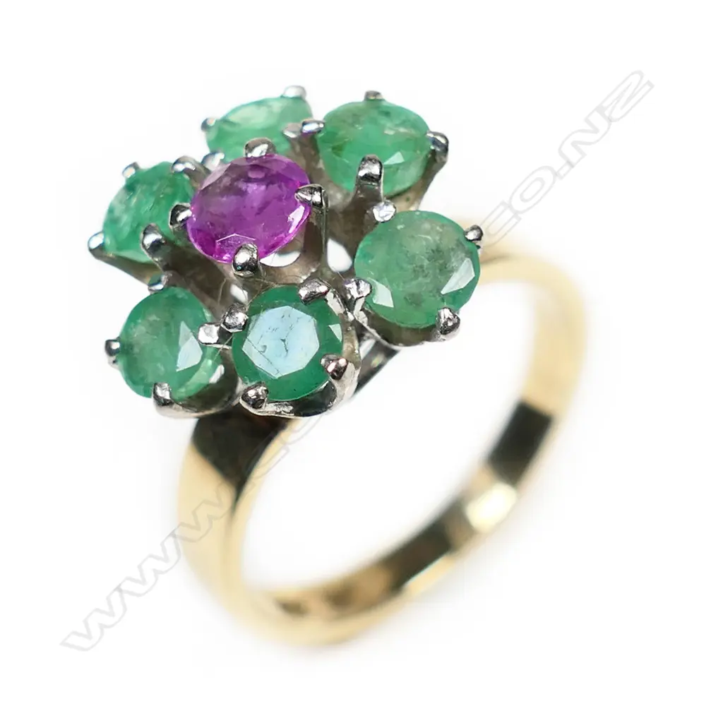 A vintage 14ct yellow gold emerald and ruby cluster ring, Image 1++