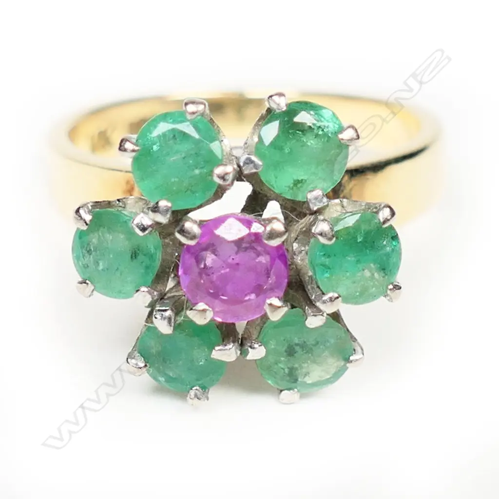 A vintage 14ct yellow gold emerald and ruby cluster ring, Image 1++