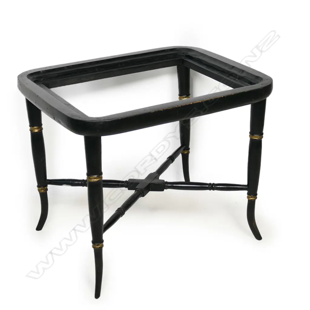 A Victorian paper mâché tray top table, Image 1++