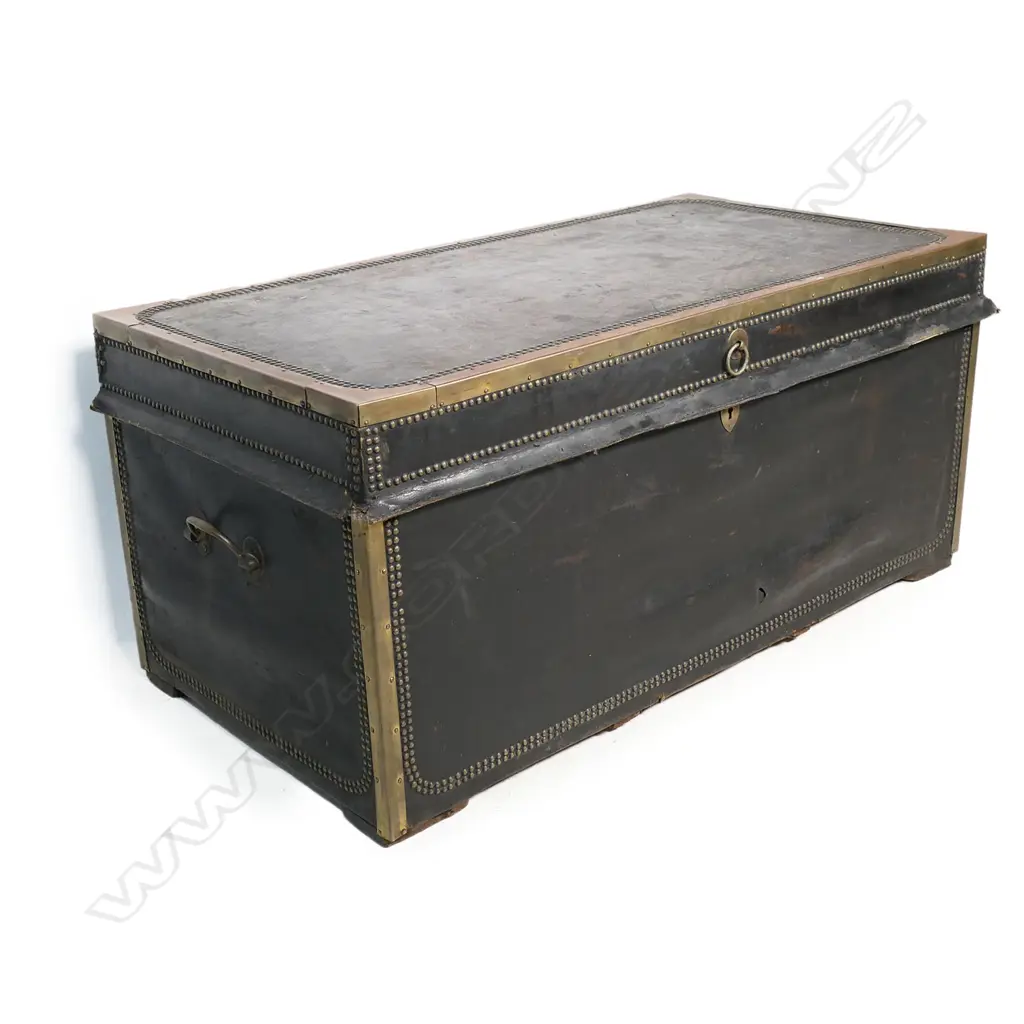 A Georgian leathered covered and brass bound travelling trunk, Image 1++