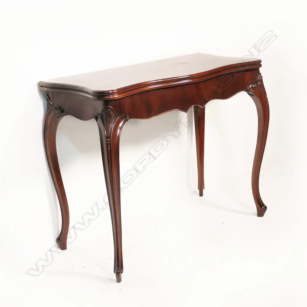 A Victorian mahogany serpentine tea table, Image 1++