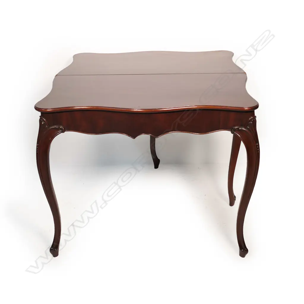 A Victorian mahogany serpentine tea table, Image 1++