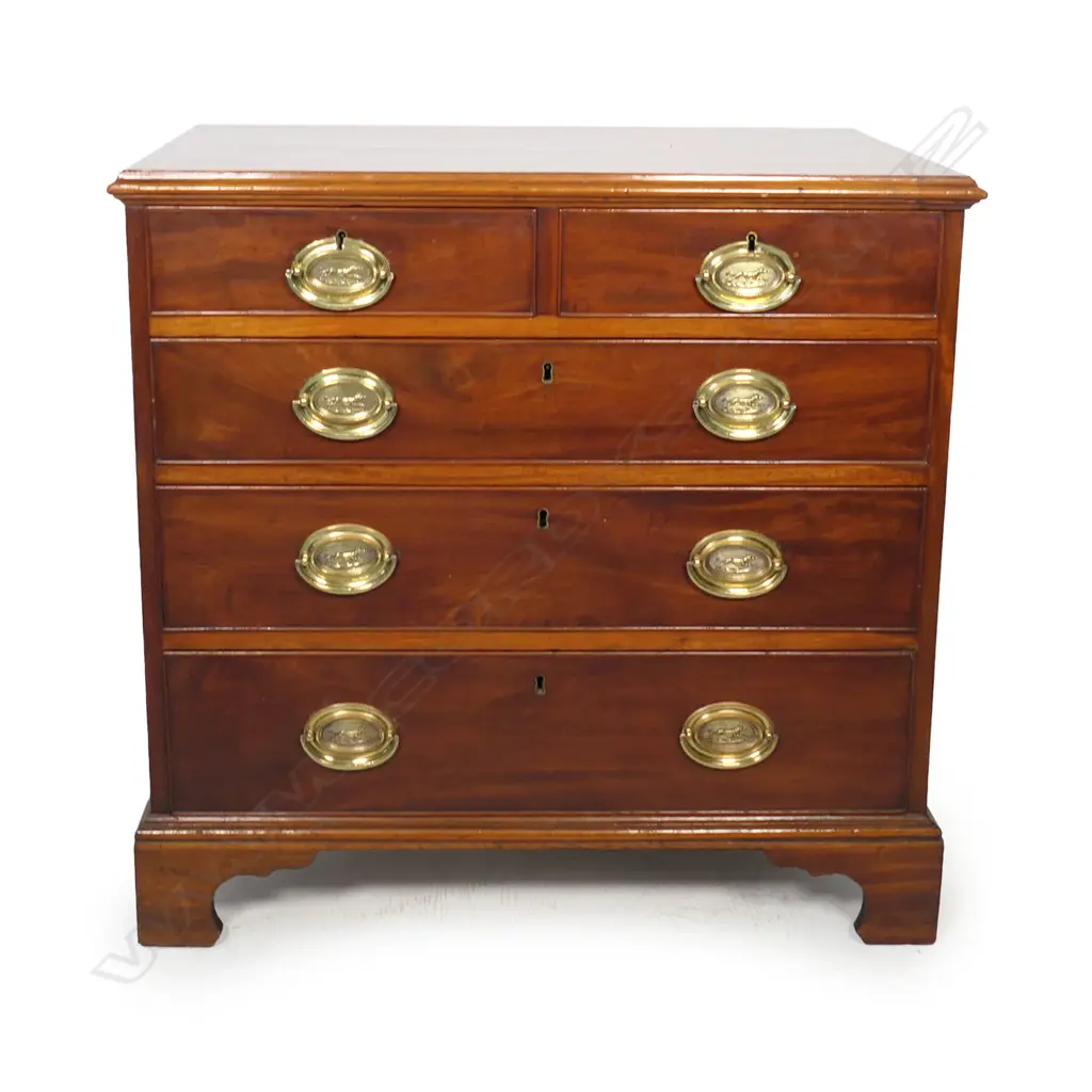 A George III mahogany bachelor's chest, Image 1++