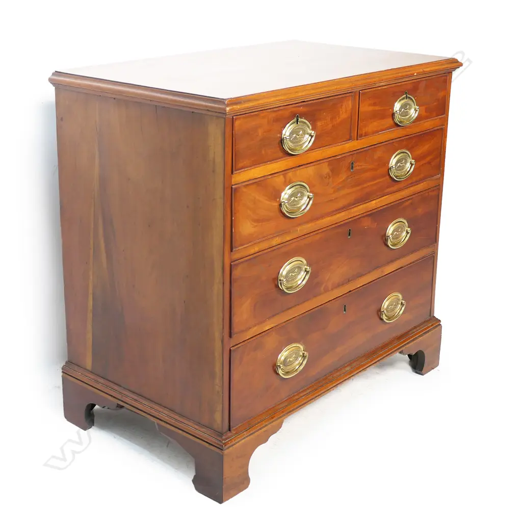A George III mahogany bachelor's chest, Image 1++