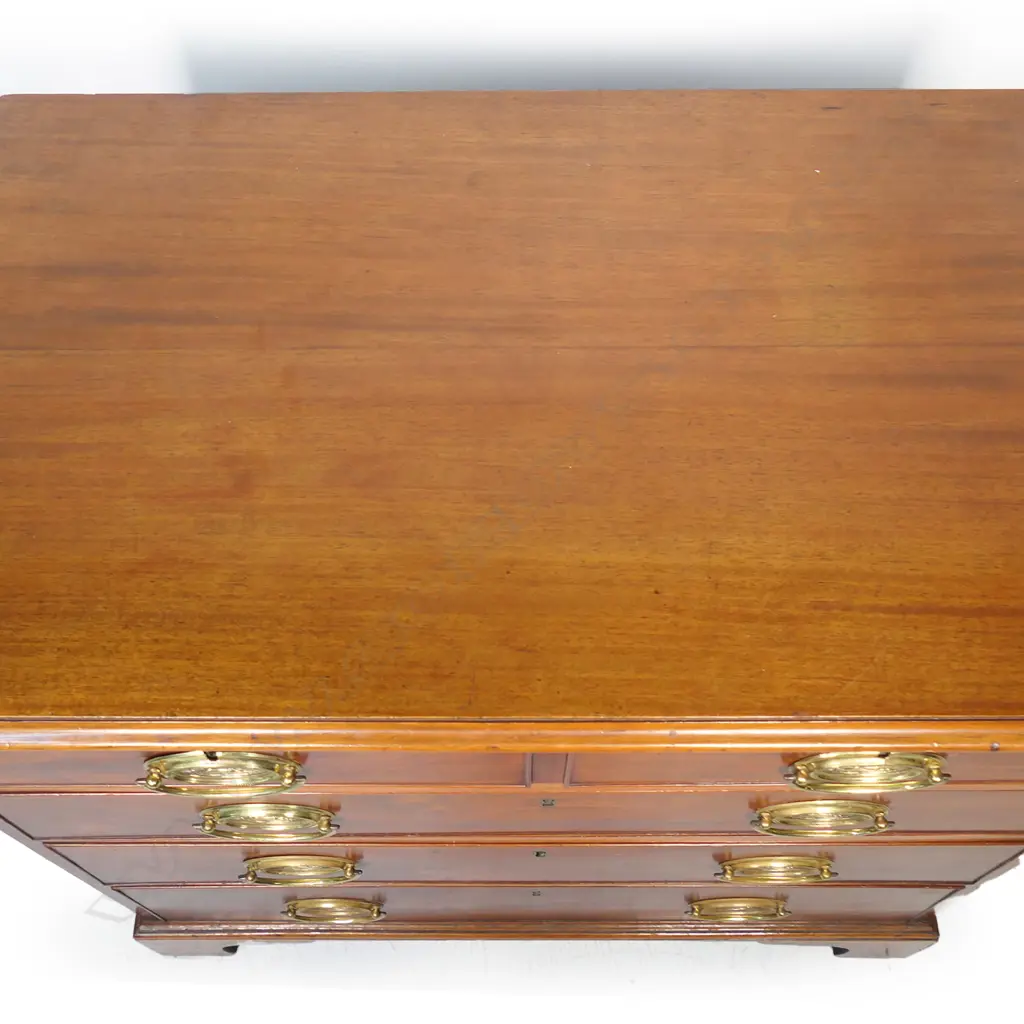 A George III mahogany bachelor's chest, Image 1++