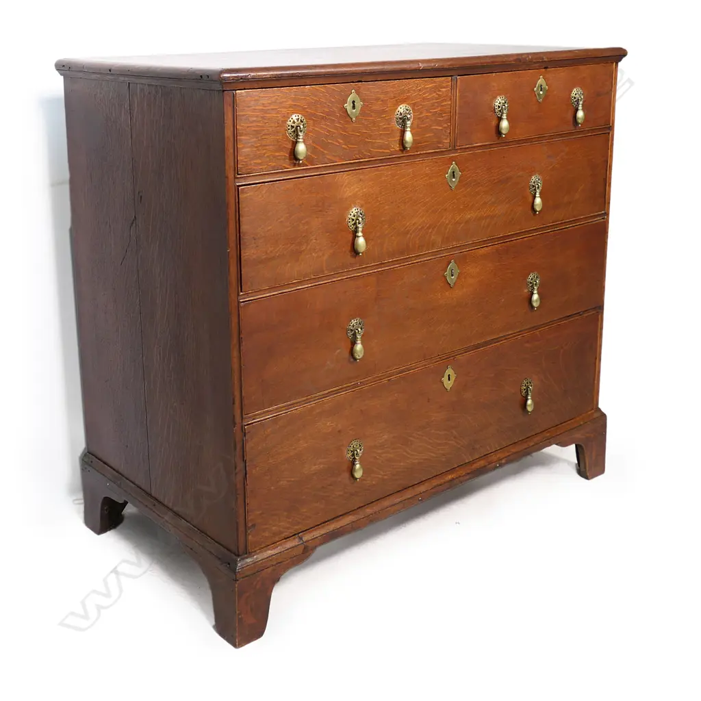 A Georgian five drawer flat front chest, Image 1++