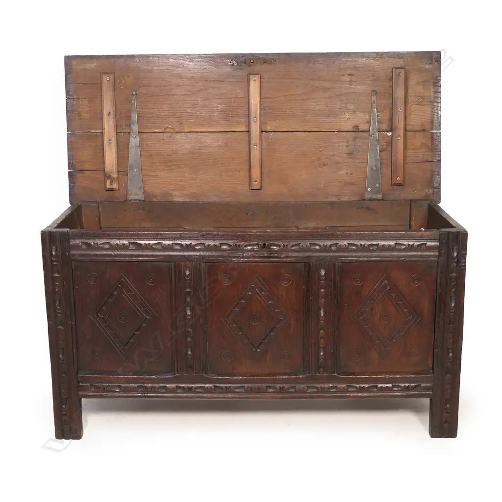 An 18thC oak coffer, Image 1++
