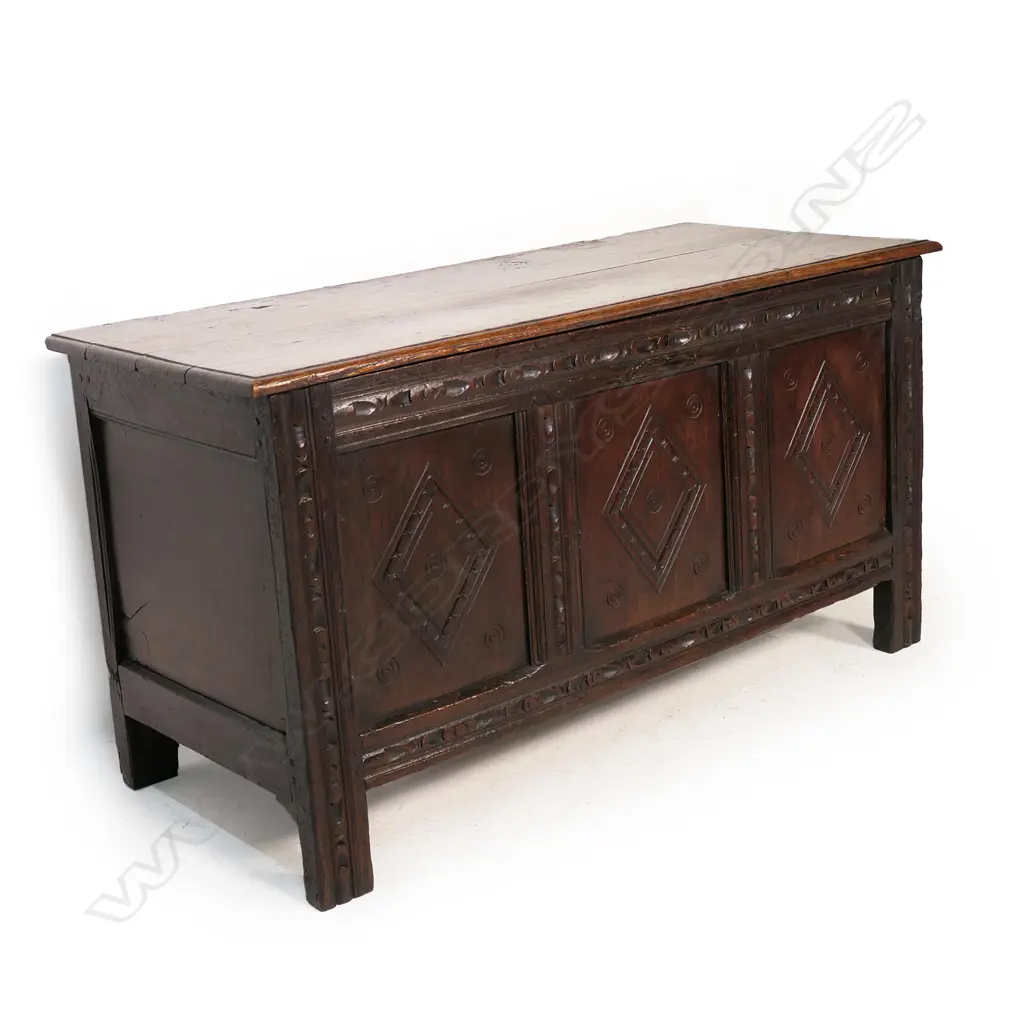 An 18thC oak coffer, Image 1++