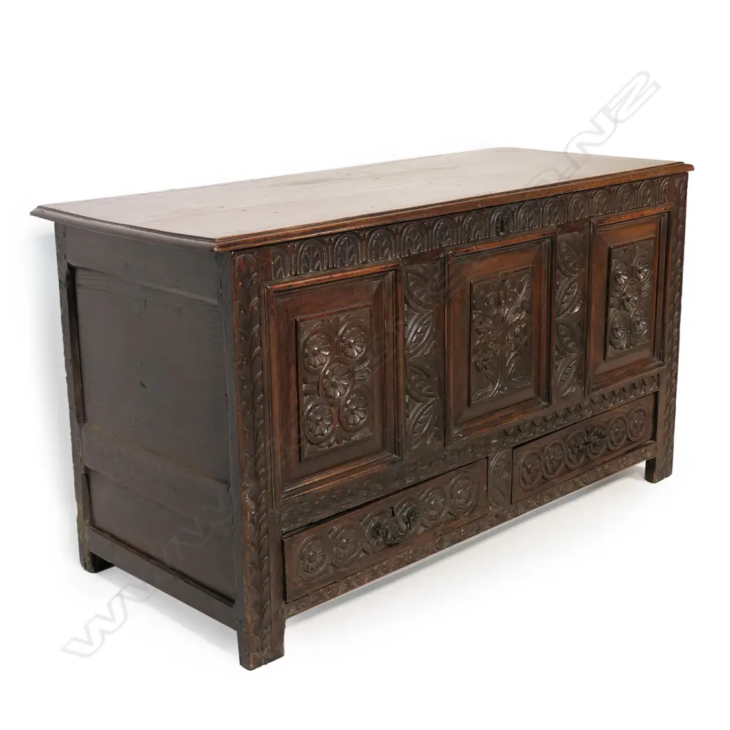 A George III oak coffer, Image 1++