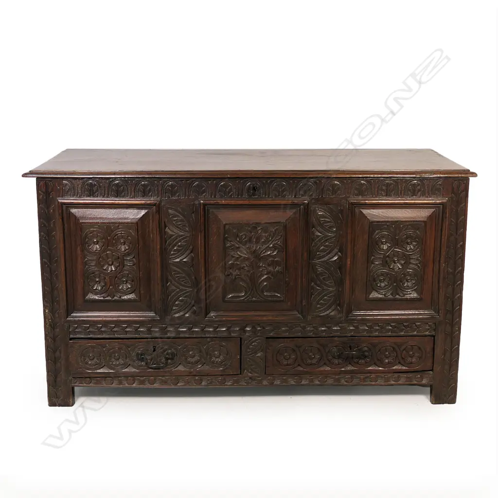 A George III oak coffer, Image 1++