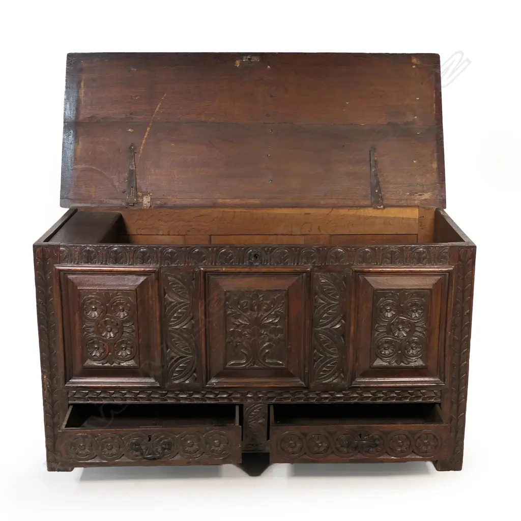 A George III oak coffer, Image 1++
