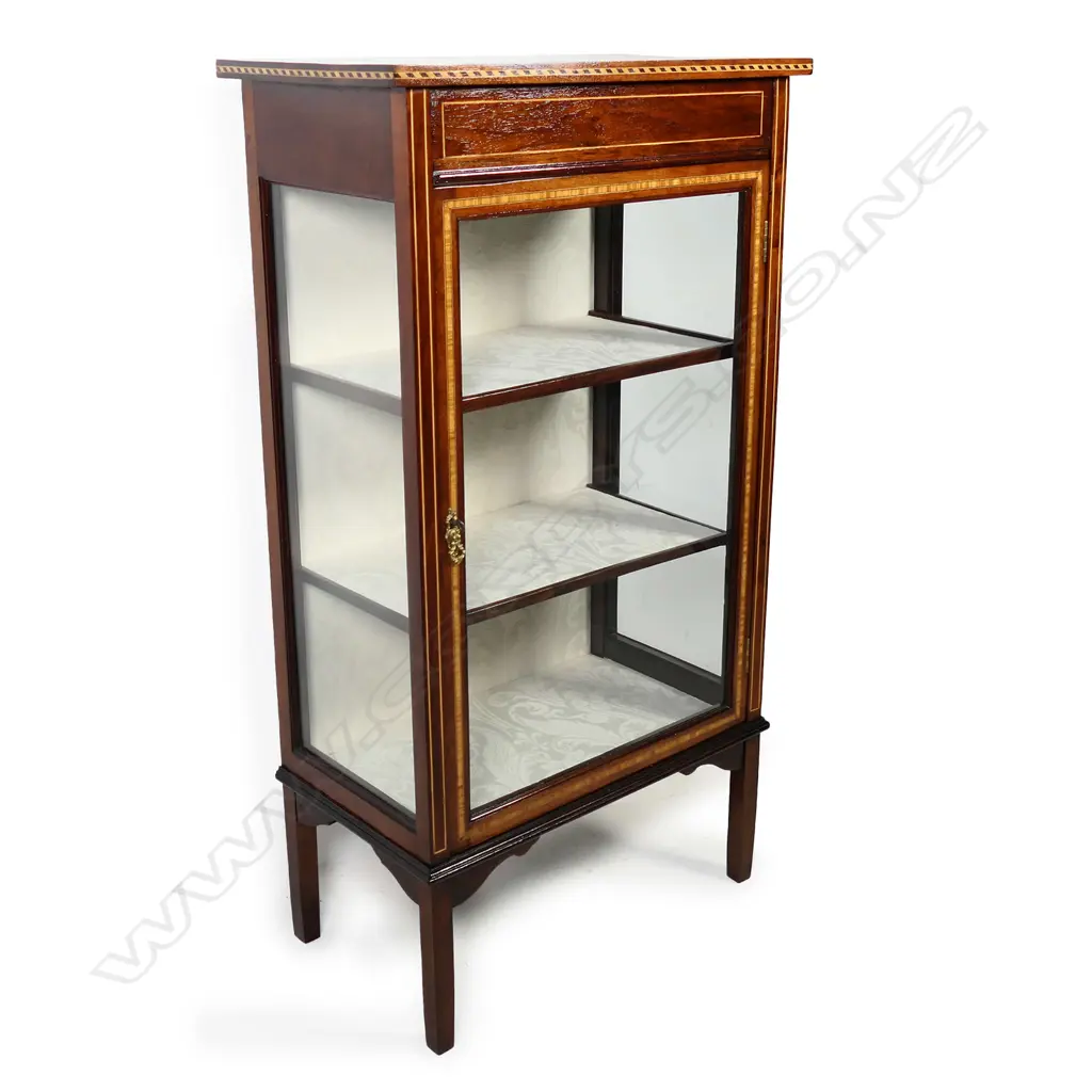 A Sheraton style small glazed display cabinet, Image 1++