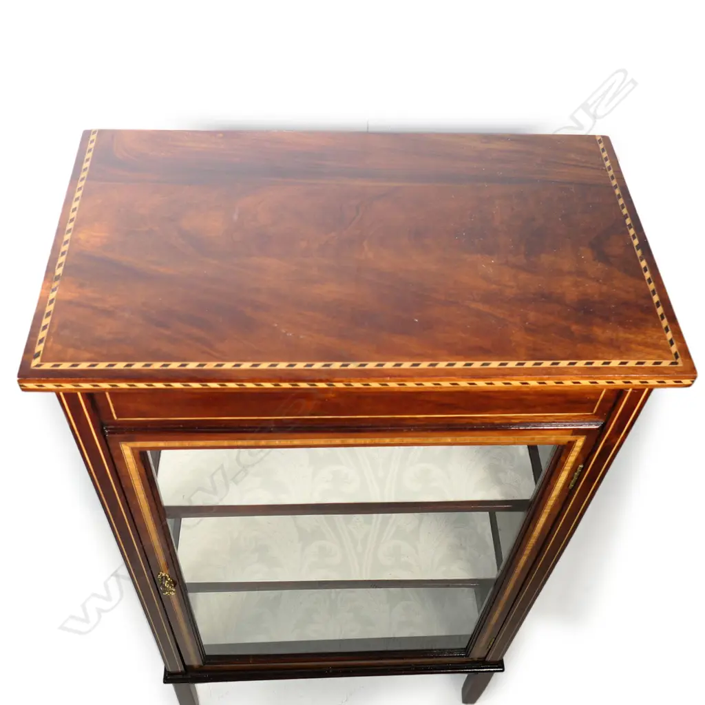 A Sheraton style small glazed display cabinet, Image 1++