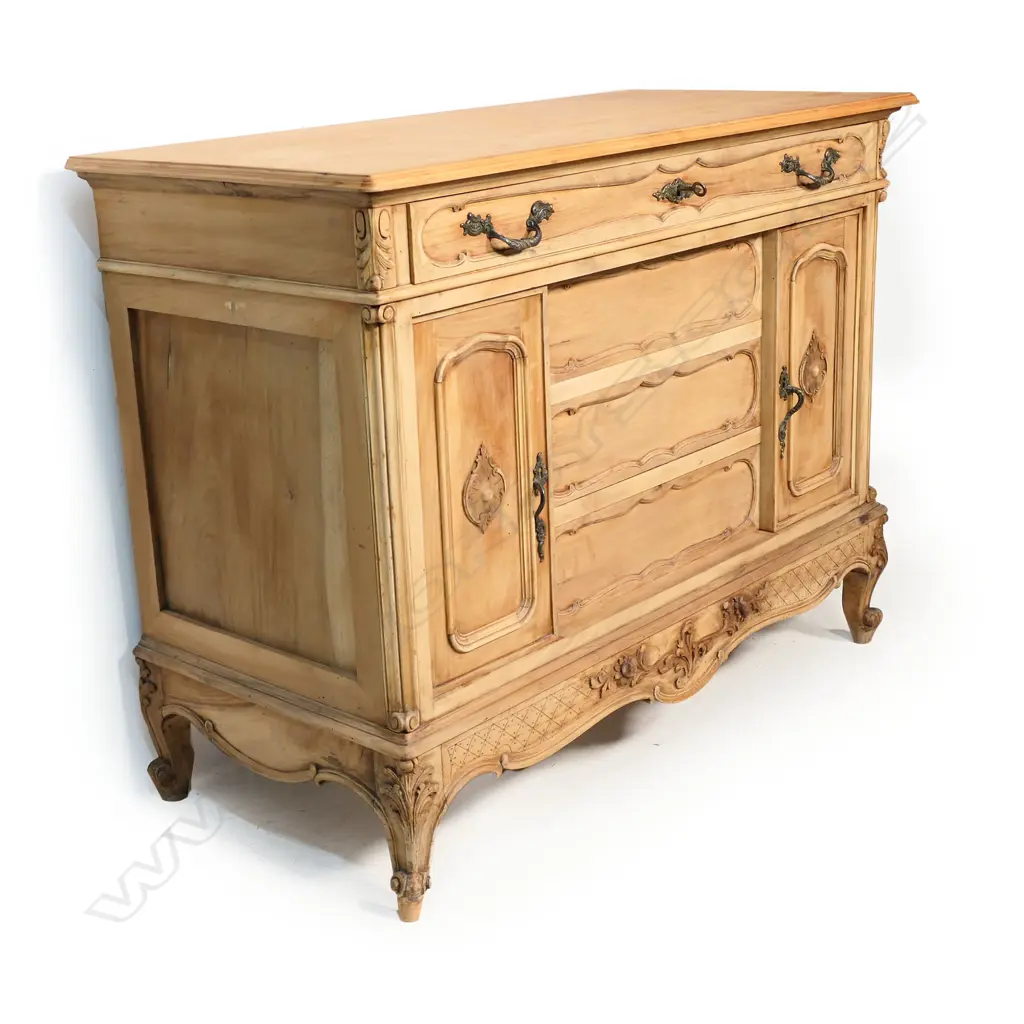 An early 20thC French carved beech sideboard, Image 1++