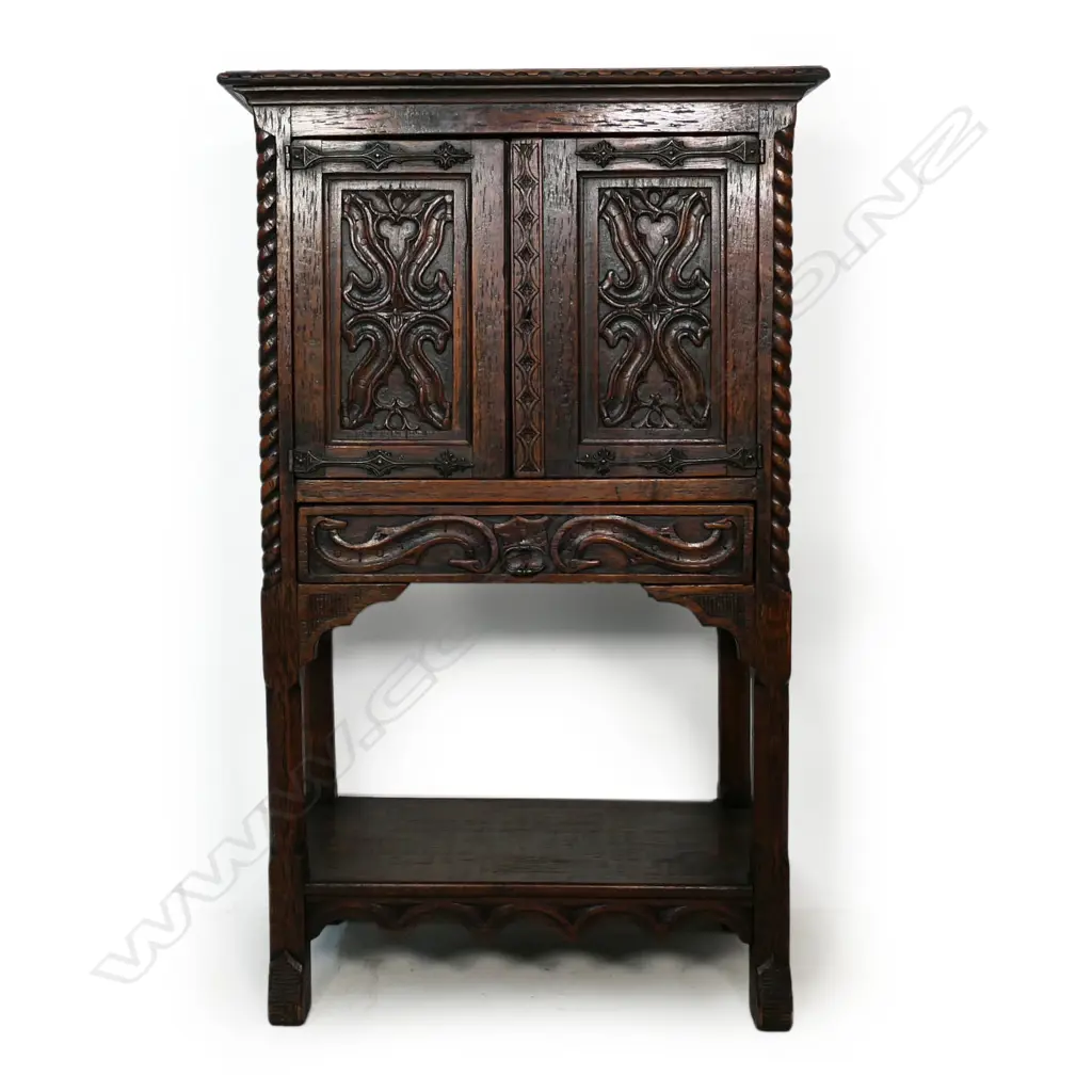 A 17thC style Dutch oak kitchen cabinet, Image 1++