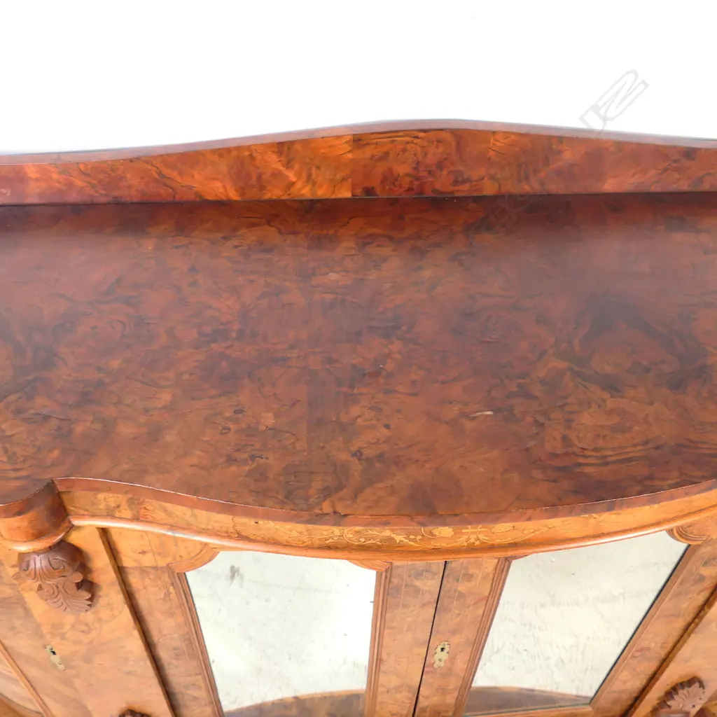 A Victorian walnut credenza, Image 1++