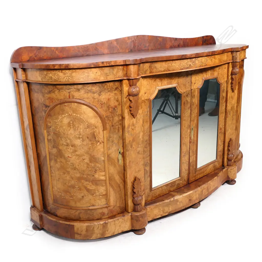 A Victorian walnut credenza, Image 1++
