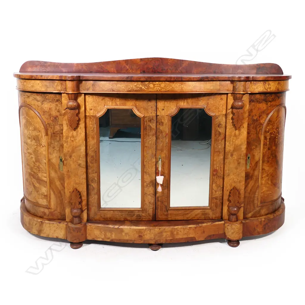 A Victorian walnut credenza, Image 1++