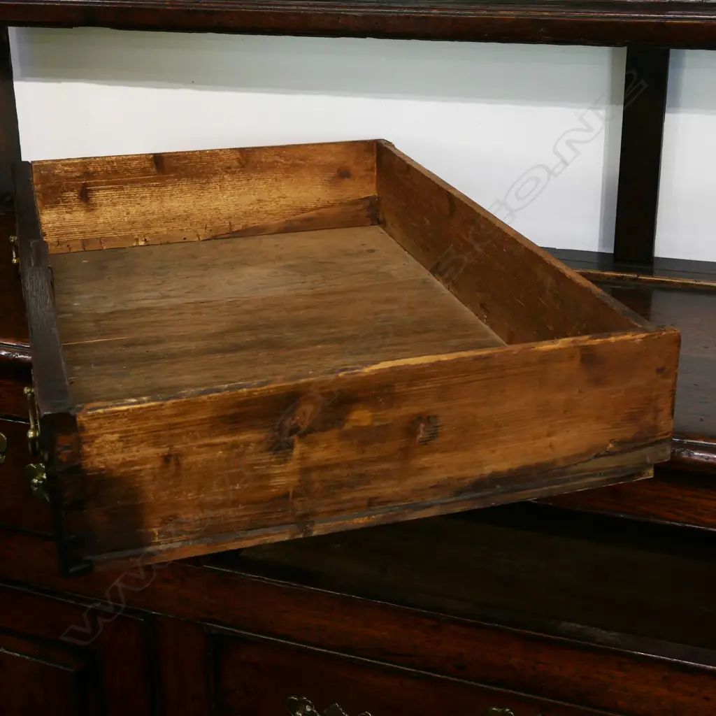 A good 18thC Oak rack back dresser, Image 1++