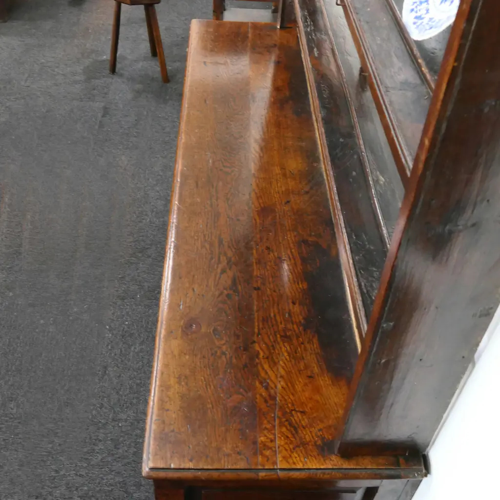 A good 18thC Oak rack back dresser, Image 1++
