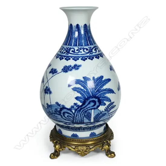 A quality Chinese porcelain yuhuchunping vase,