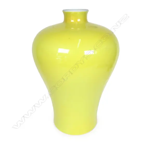 A Chinese porcelain monochrome yellow mailing vase,