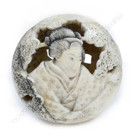 A Japanese ivory Ryūsa netsuke,
