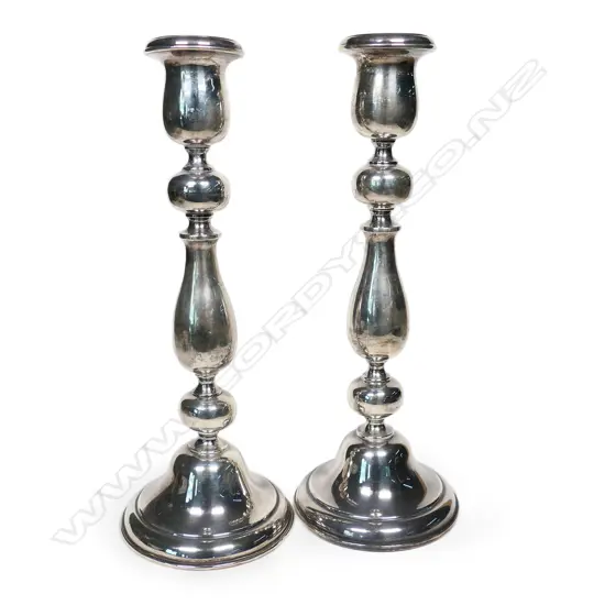 A pair of sterling silver candlesticks, baluster shaped column with ovoid details. Birmingham 1948 by Joseph Gloster Ltd. H. 280mm