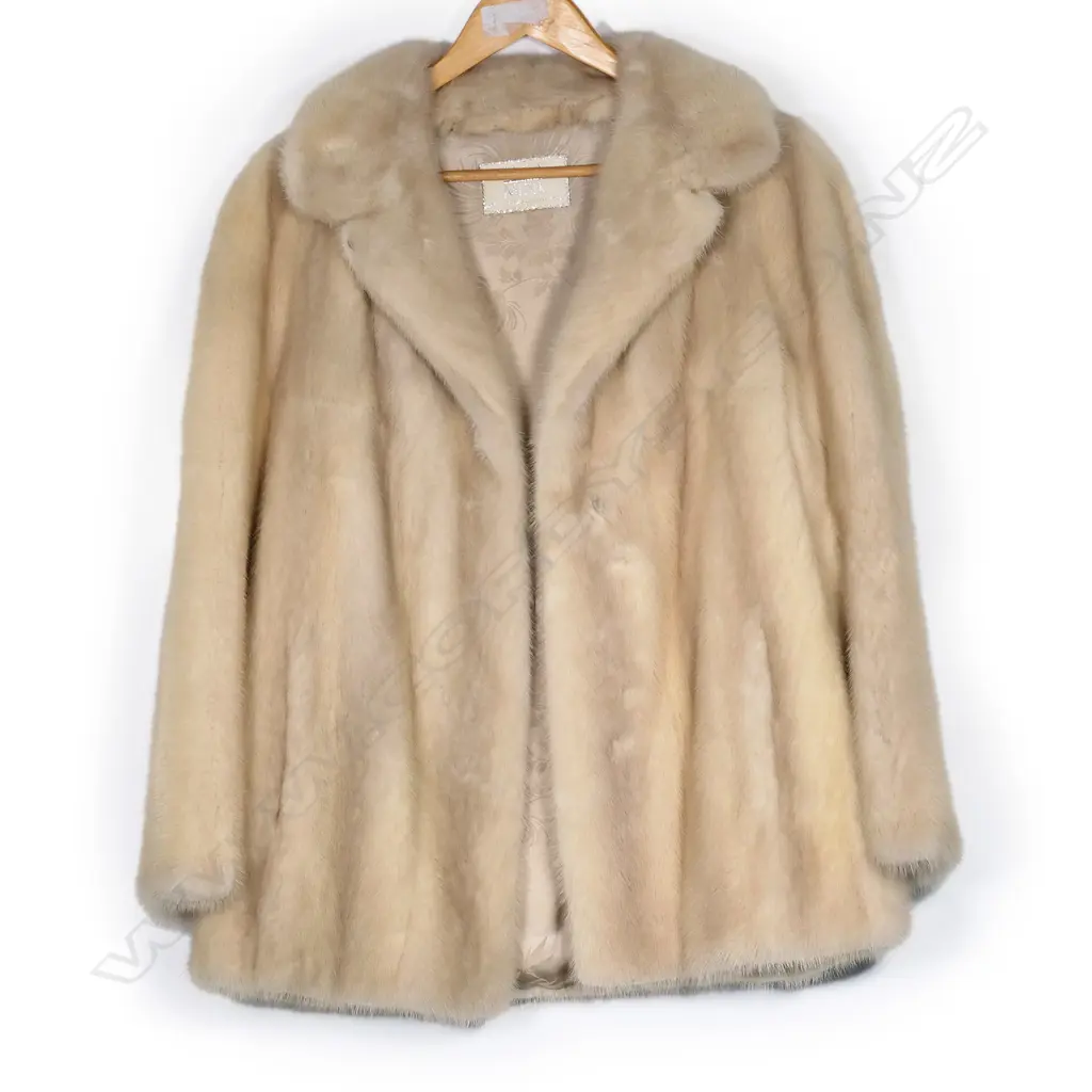 A Saga mink jacket, Image 1++