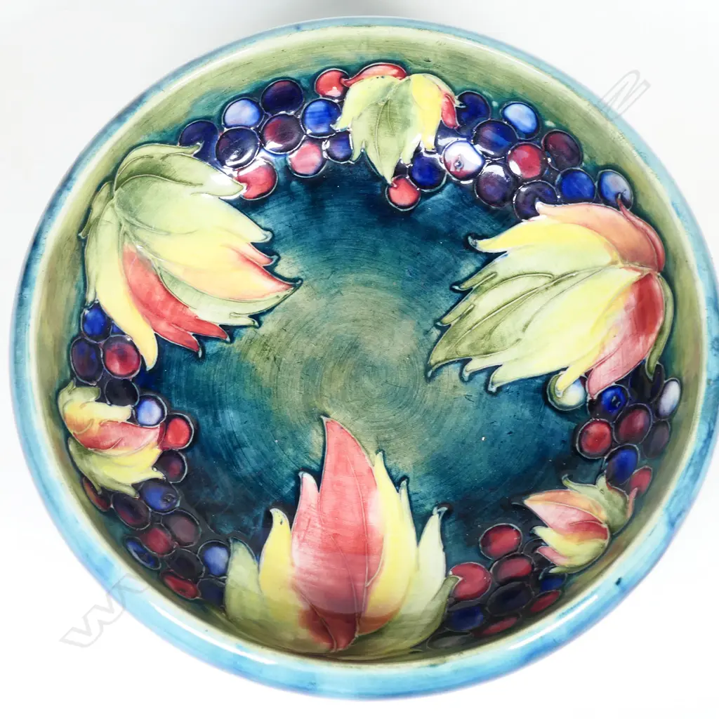 A William Moorcroft bowl, Image 1++