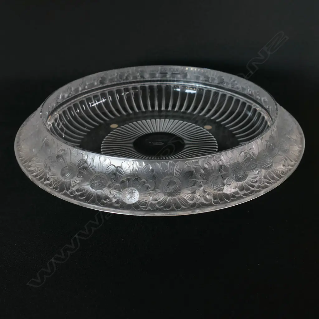 A large Lalique bowl, Image 1++