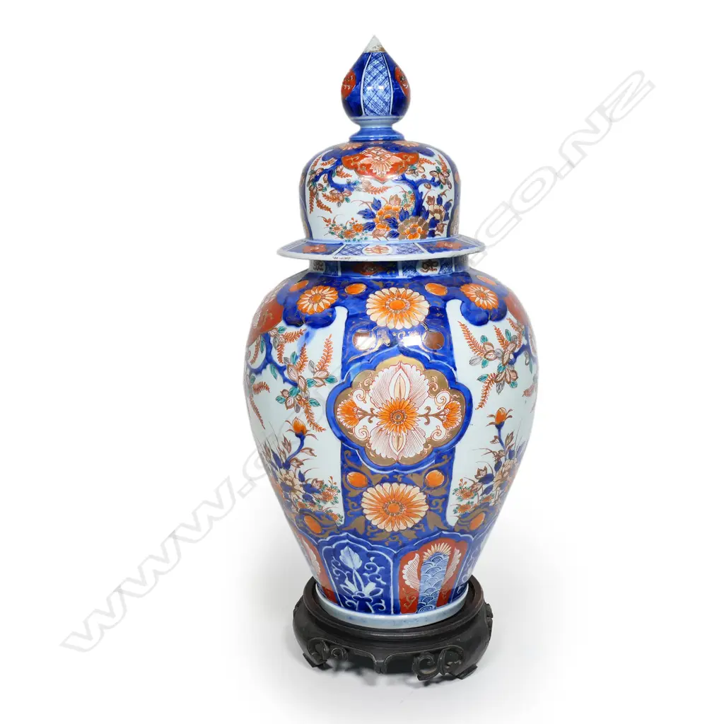 A large Japanese Imari lidded urn on wooden stand, Image 1++