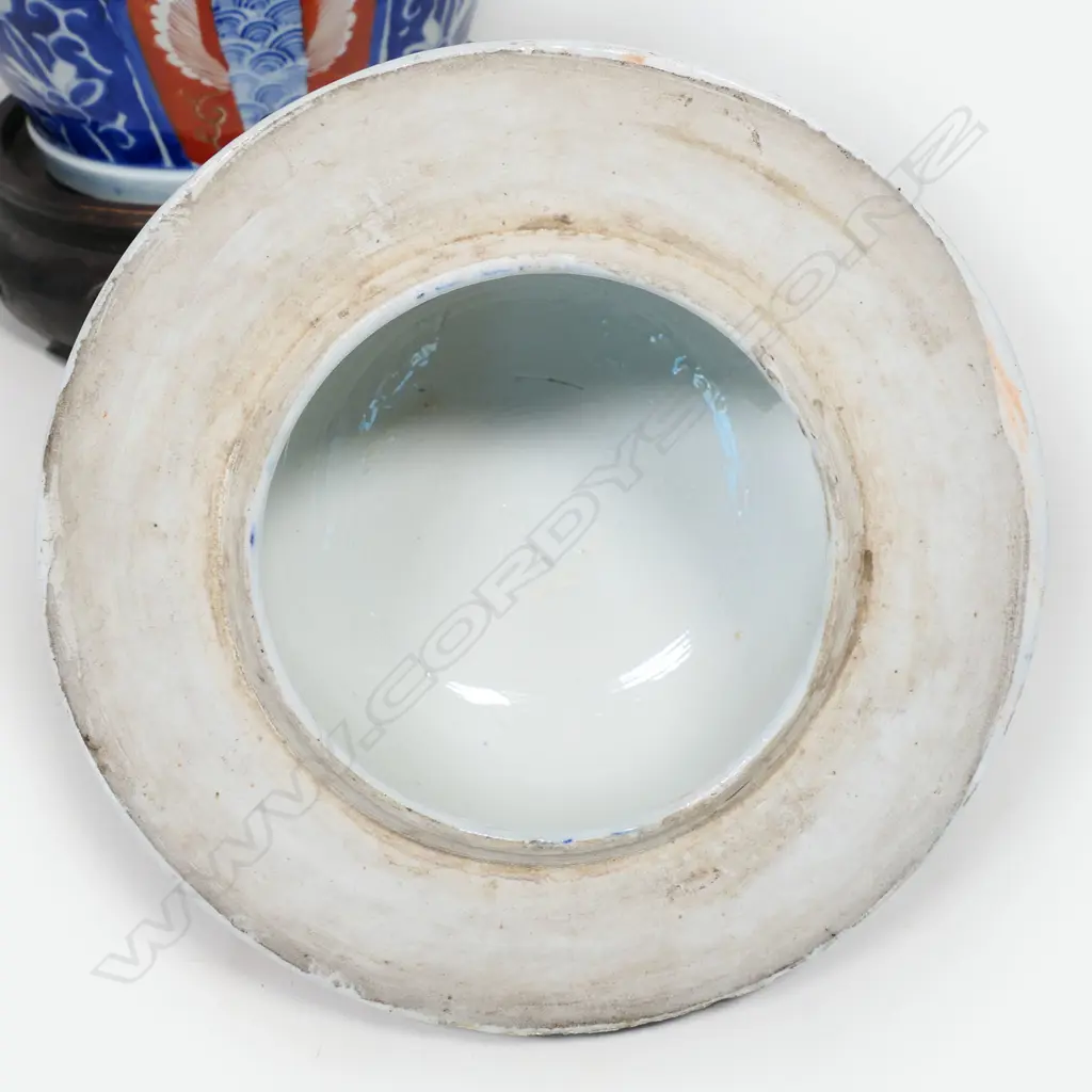 A large Japanese Imari lidded urn on wooden stand, Image 1++
