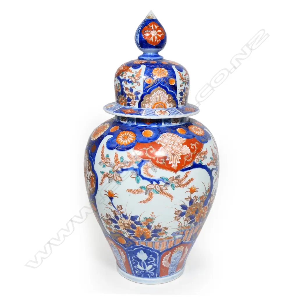 A large Japanese Imari lidded urn on wooden stand, Image 1++