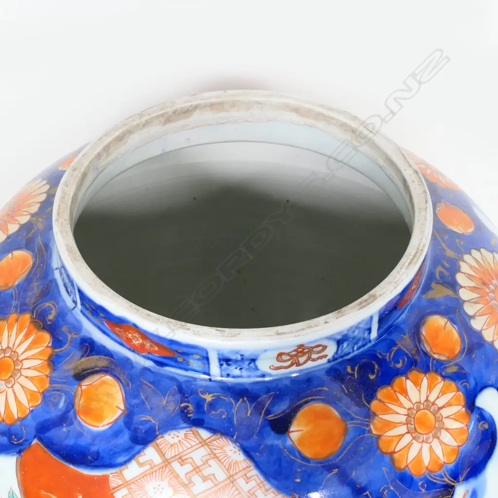 A large Japanese Imari lidded urn on wooden stand, Image 1++