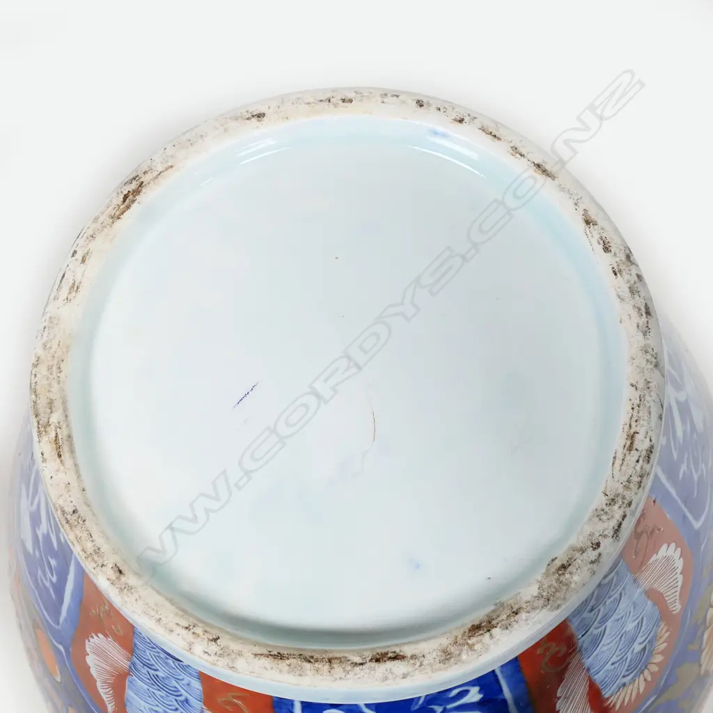 A large Japanese Imari lidded urn on wooden stand, Image 1++