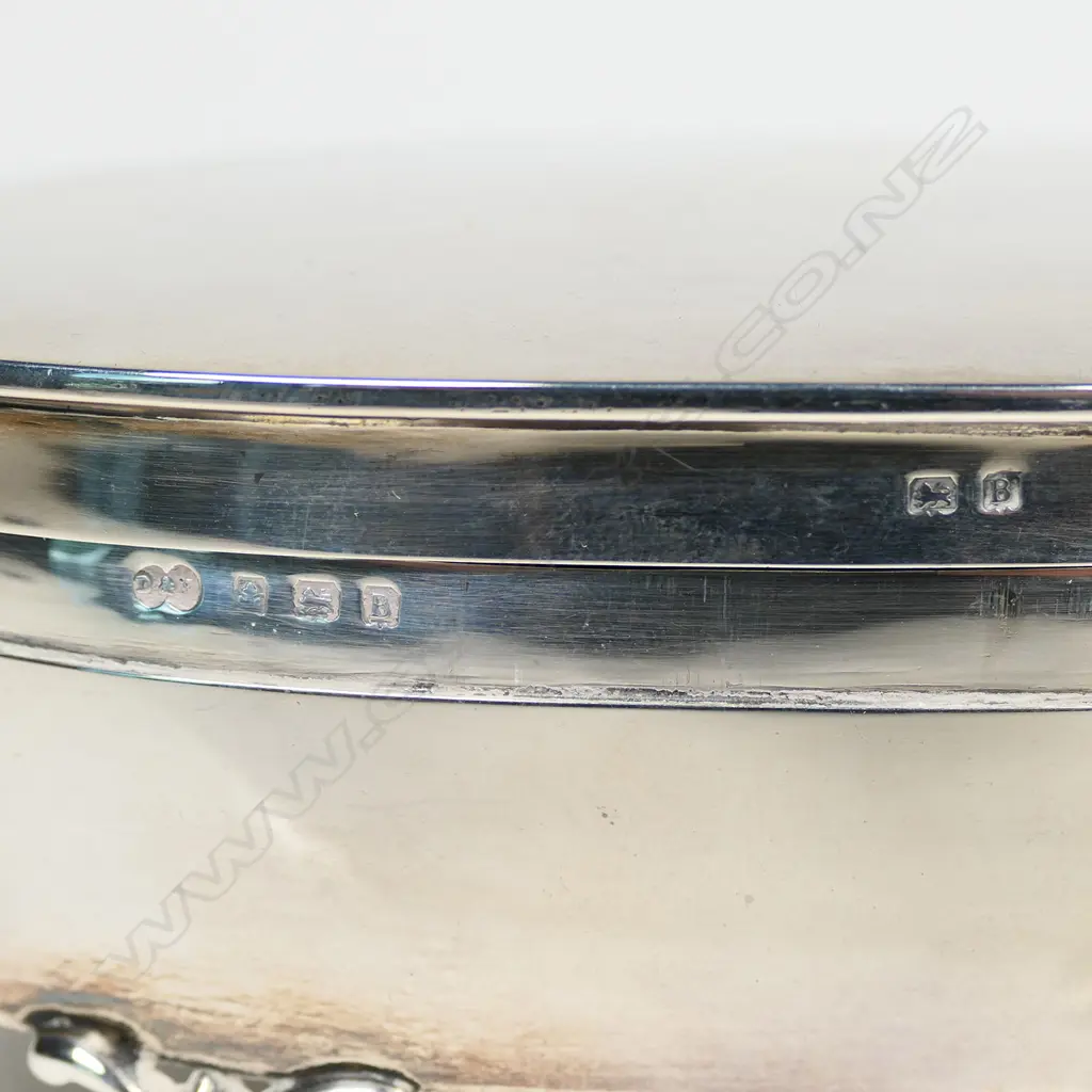Oval shaped sterling silver jewellery box. Image 1++