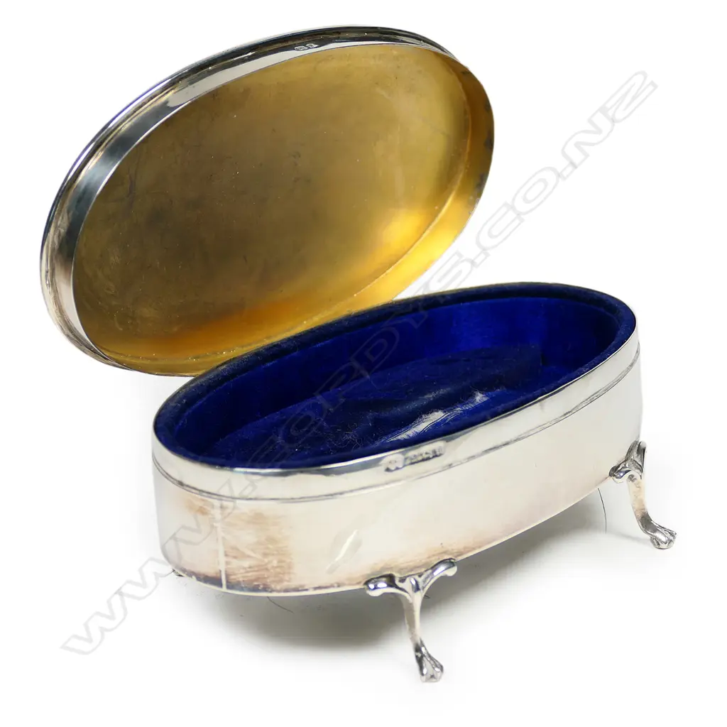 Oval shaped sterling silver jewellery box. Image 1++