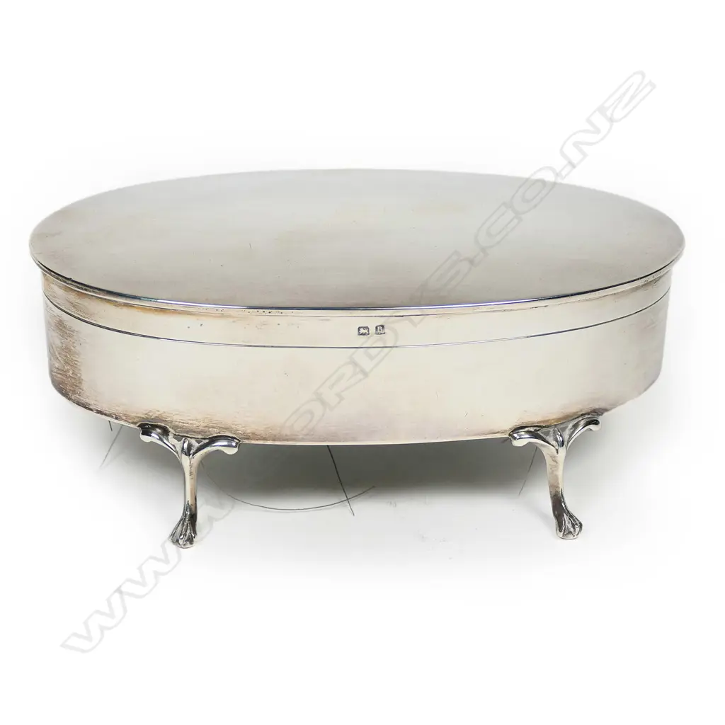 Oval shaped sterling silver jewellery box. Image 1++