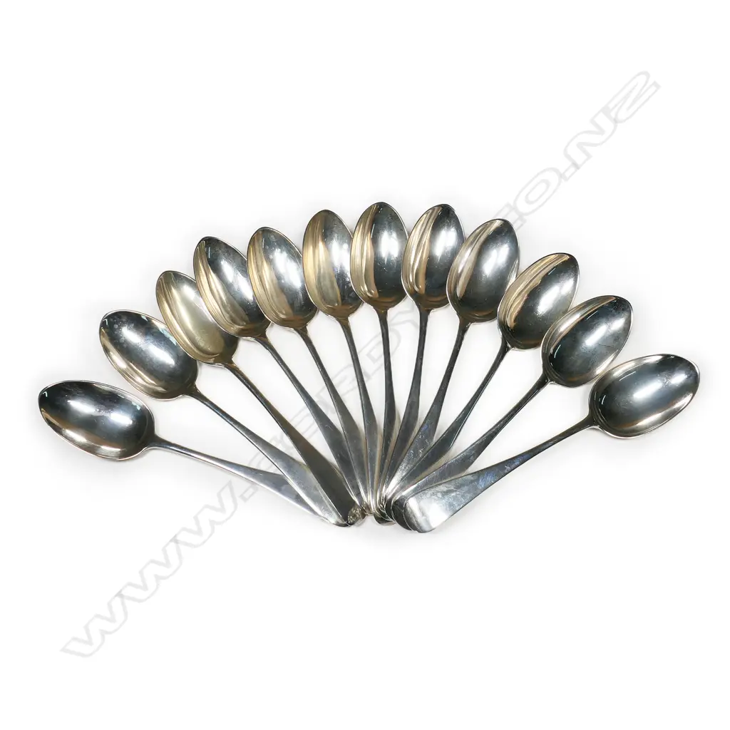 Twelve Victorian silver dessert spoons, Image 1++
