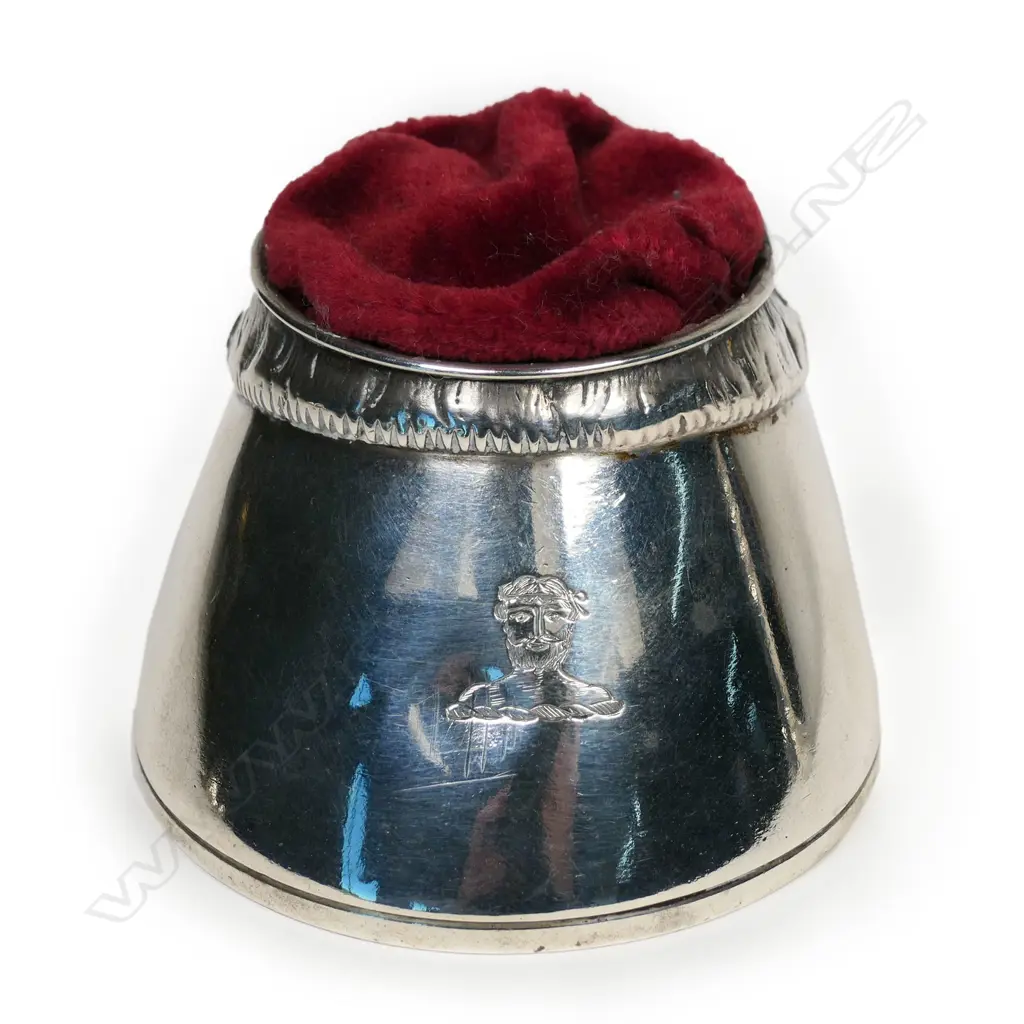 A Victorian silver pin cushion, Image 1++