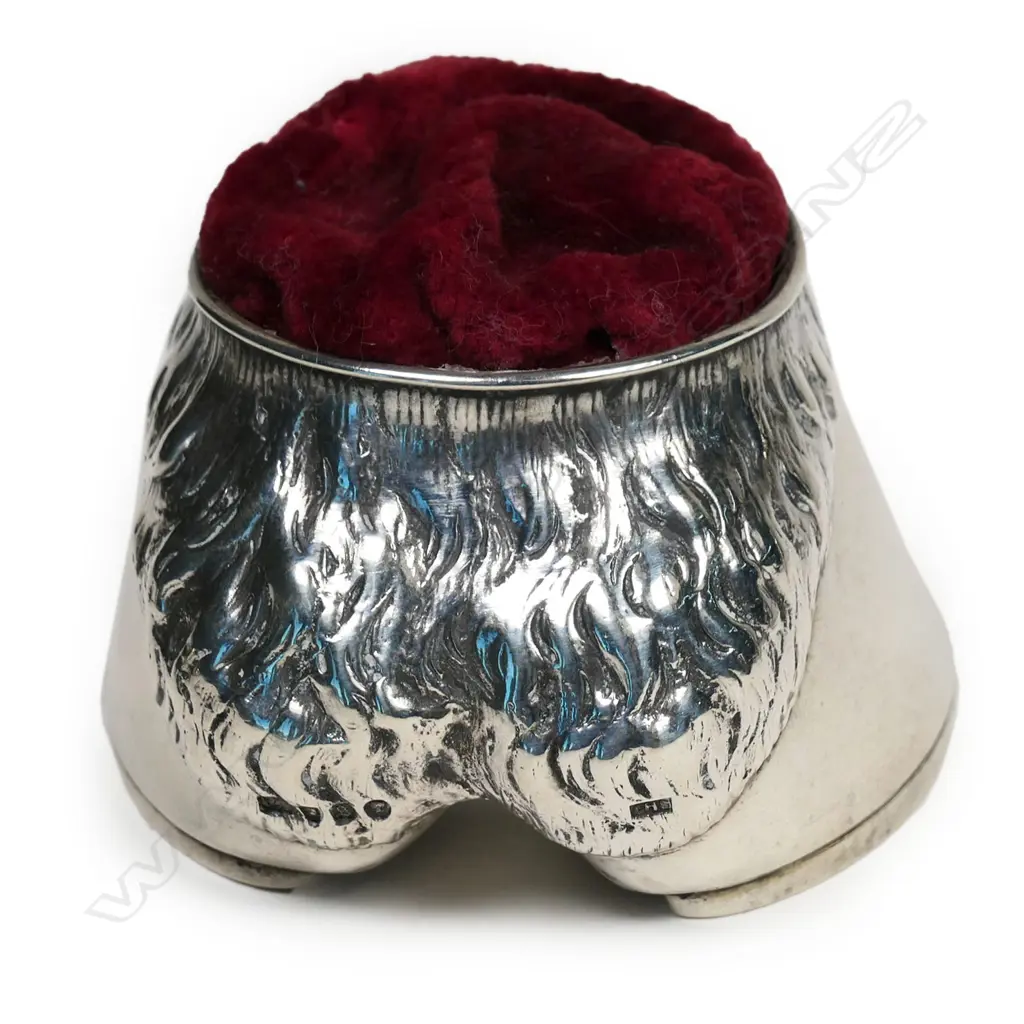 A Victorian silver pin cushion, Image 1++